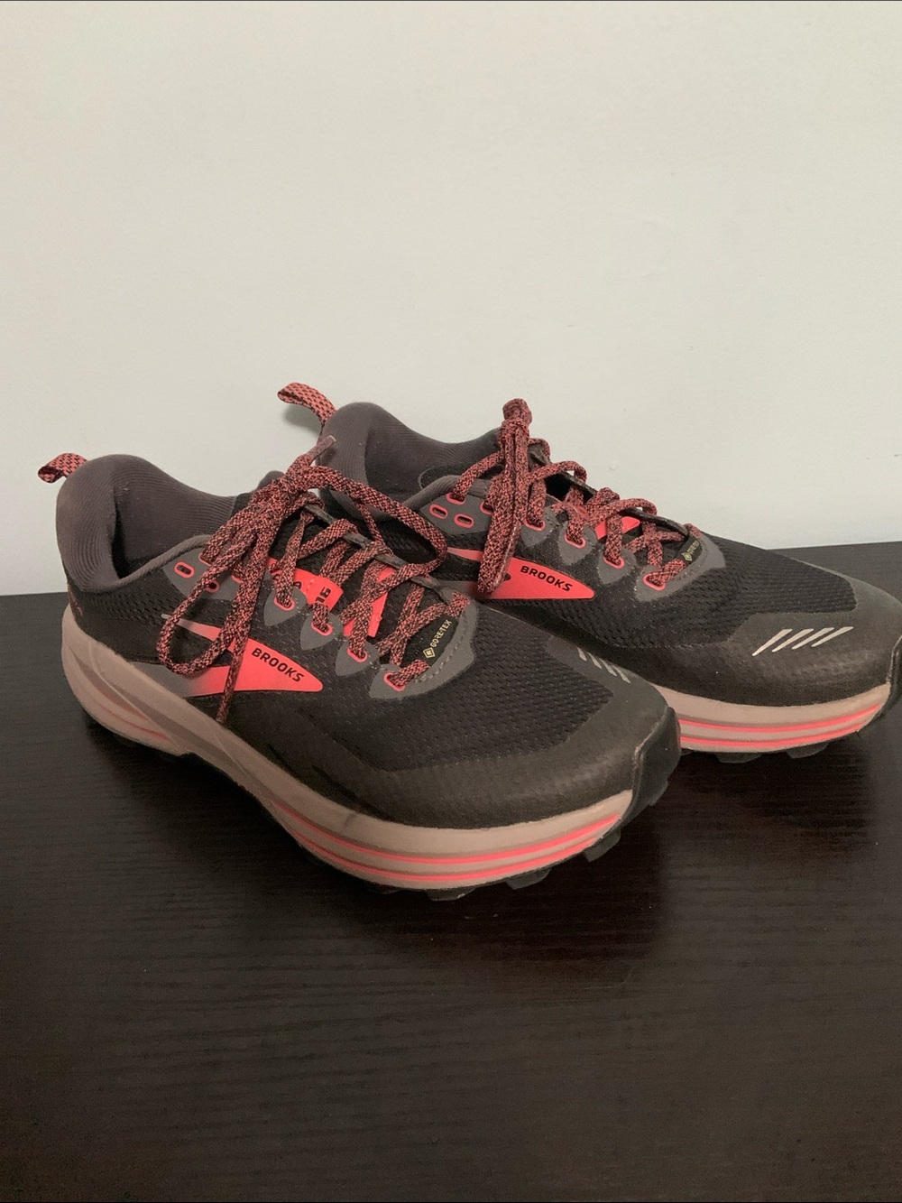 Brooks Cascadia 16 Sneakers size 8 Gray and Pink